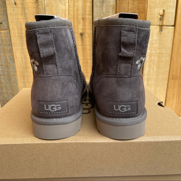 💘 UGG AUSTRALIA CLASSIC MINI BLOSSOM BOOTS BRAND NEW WITH BOX 7 - Picture 7 of 11